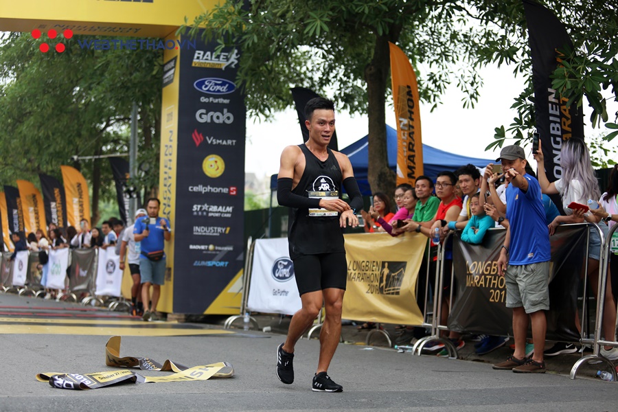 Đáng yêu khoảnh khắc “cựu vương” căng dây đích đón tân vô địch Longbien Marathon 2019 Đáng yêu khoảnh khắc “cựu vương” căng dây đích đón tân vô địch Longbien Marathon 2019